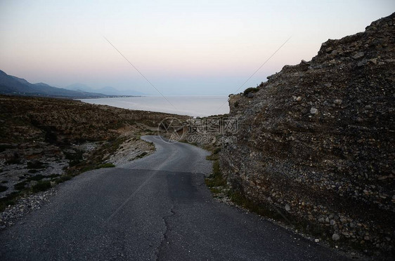 日落时的大海和道路景观希腊克里特岛图片