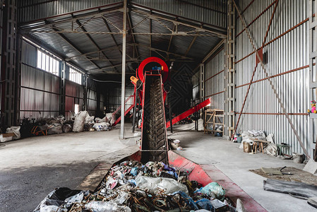 在现代回收厂将垃圾运入桶式过滤器内的垃圾图片