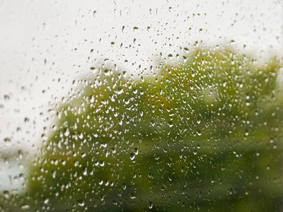 玻璃上的雨滴阴雨天气在自然模糊的背景下秋日窗上的雨滴图片