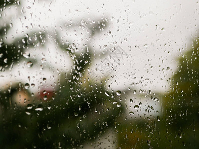 玻璃上的雨滴阴雨天气在自然模糊的背景下秋日窗上的雨滴图片