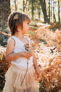 小caucasians幼女在森林中站立在野兽与图片