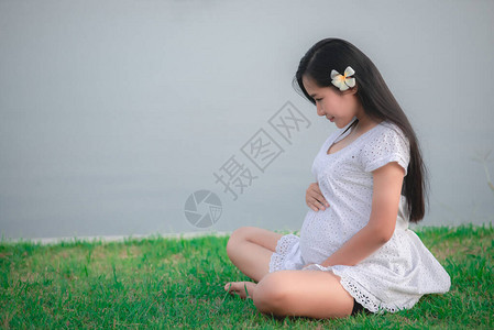 泰国公园青年孕妇在泰国人公图片