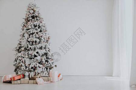 圣诞内部与白色圣诞树礼物图片