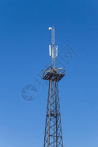 配有天线的金属塔用于移动手机通信图片
