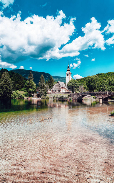 斯洛文尼亚Bohinj湖上的圣约翰浸信会风景和教堂斯洛文尼亚的自然风光蓝天与云彩的视图夏天的美丽风景高山旅游目的地朱利安图片