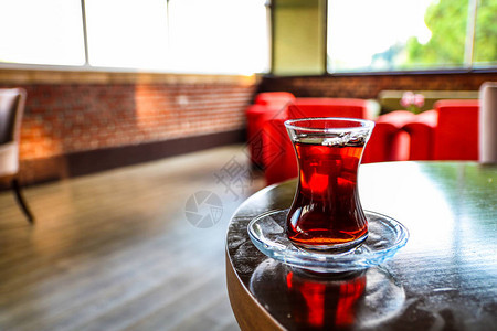 咖啡桌上的土耳其红茶图片