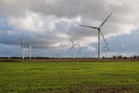 德国的绿地风力涡轮图片
