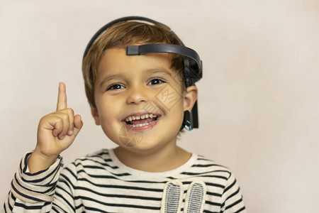 戴着耳机的孩子扫描脑电波图片