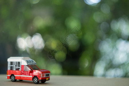 泰国清迈市红色小型出租车的微型玩具图片