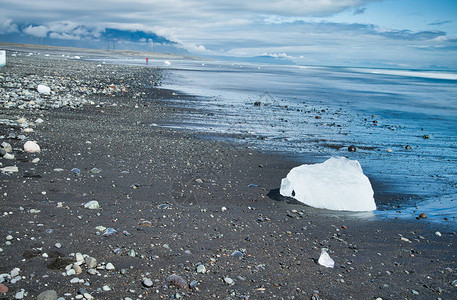冰山移动在冰岛JokulsarlonLagoon的冰山长距图片