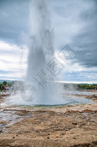 冰岛Strokkur爆图片