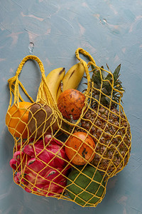 浅蓝色背景的芒果菠萝龙猕猴桃香蕉和百香图片