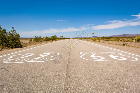 美国加利福尼亚沙漠公路上著名的66号公路标志1982背景
