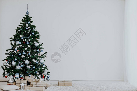 圣诞树在白色房间有蓝色的圣诞树和圣诞图片