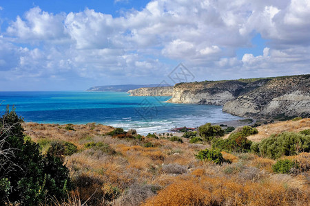 飞越塞浦路斯利马索岛Kurion海滩和地中海景的三图片