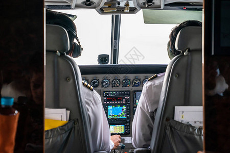2个飞行员集中驾驶小型私人喷气式飞图片