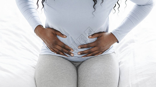 非裔美国妇女胃痛抱肚子闭紧耕图片