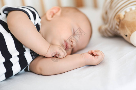 可爱睡着新生婴儿的特写肖像有选择图片