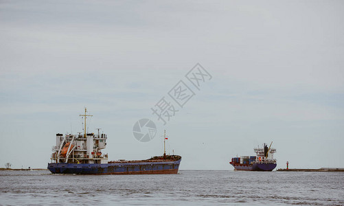 运输船从Swinoujscie港驶往开图片