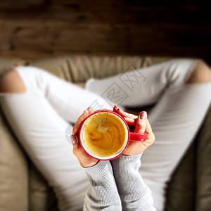 扎甲年轻女修甲手拿着一杯咖啡热泡沫咖啡背景