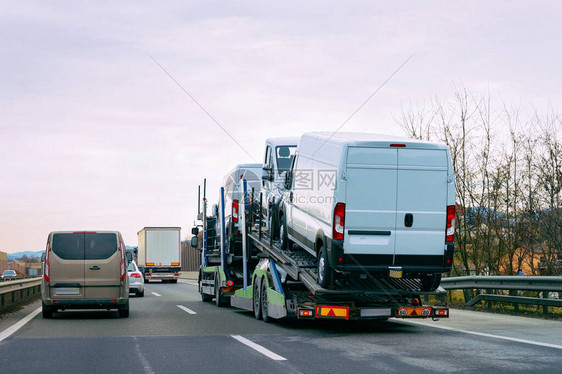 小型货车运输车在路上车道上的汽车搬运工欧洲货车运输物流在运输工作运输有司机的重载汽车拖图片
