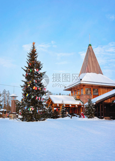 芬兰拉普兰Rovaniemi的SantaClaus村圣诞办事处和圣诞树图片
