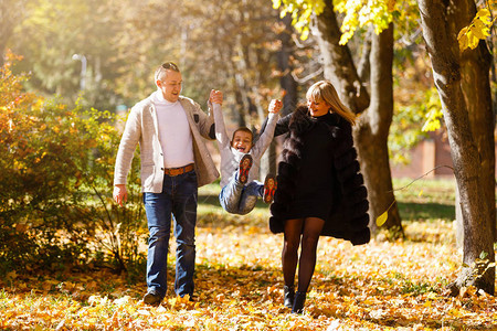 一家人在秋天的公园里散步图片
