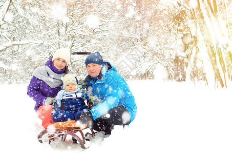 冬季公园的幸福家庭图片