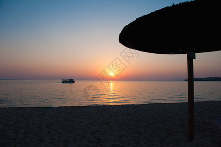 日落时的沙滩伞图片