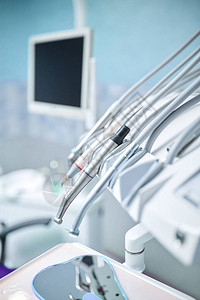牙医诊所牙医椅上的现代金属牙医工具和抛光器牙医办公室的不同牙图片