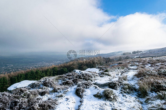 雪落在约克郡的Rombalds沼泽地图片