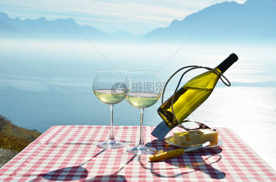 白葡萄酒对抗日内瓦湖图片