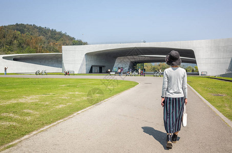 南投日月潭象山游客中心的旅行女人图片