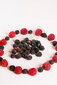 白色背景的黑莓和红草莓成分背景图片