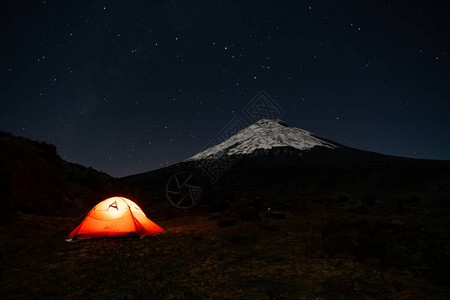 雄伟的科托帕希火山与圣多明各泻湖图片