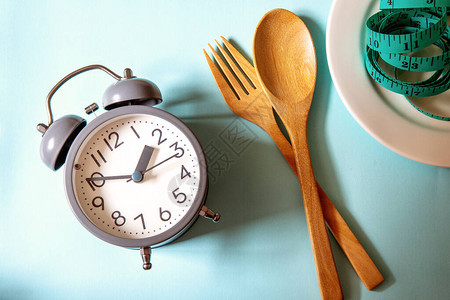 时间饮食控制或节食时间概念蓝色背景上带有健康工具概图片