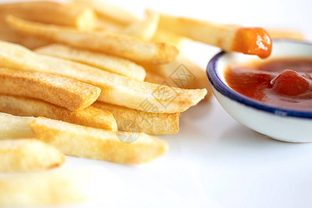 法式薯条加番茄酱在餐桌上贴近法国薯条脂肪不健康图片