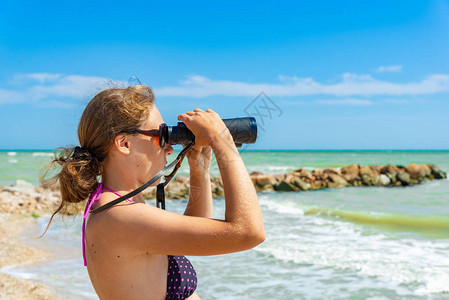 穿泳衣的女孩在海边的海背景图片