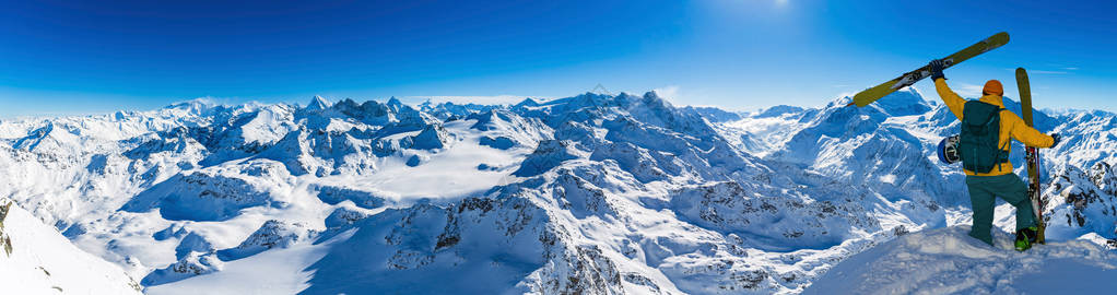 来自MontFort和著名的马特宏峰DentdHerensDentsdeBouquetinsWeisshorn的冬季全景观图片