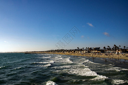 波浪撞到加州的T纽波特海滩里面装满了图片