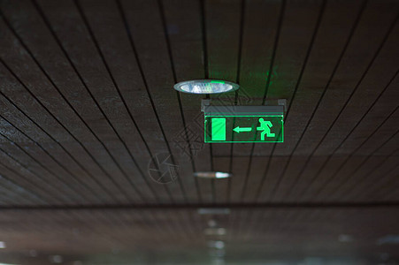 建筑物的出口标志发出绿色光图片