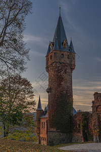 秋天颜色日落晚上的赫拉德茨纳德莫拉维奇镇城堡图片