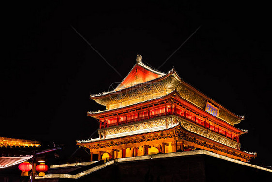 XianBellDrum大楼在Shaaxi省夜图片