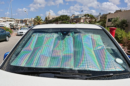 汽车挡风玻璃与防护反射防晒霜表面在停放有阳光的汽车内车内太阳图片