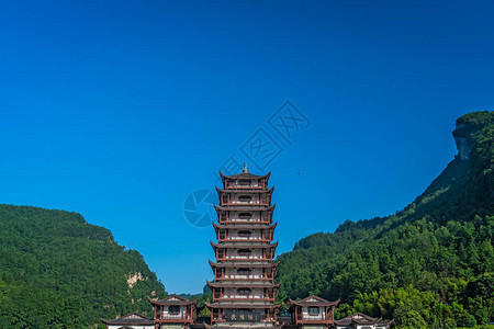 湖南省张家界公园武陵源入口处的传统中式木塔图片
