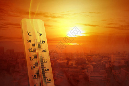 城市温度高的温度计有发光的太阳背景图片