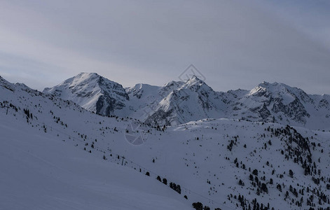 PitztalJerzens在奥地利阿尔卑斯山的冬季全景滑雪场图片