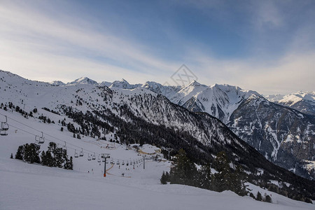 奥地利阿尔卑斯山的PitztalHoghZeiger山峰冬季全景滑坡图片