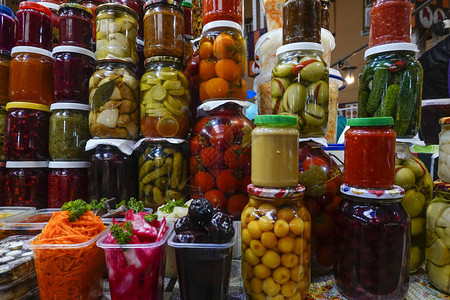 乌克兰基辅在室内市场将蔬菜存放在罐头图片