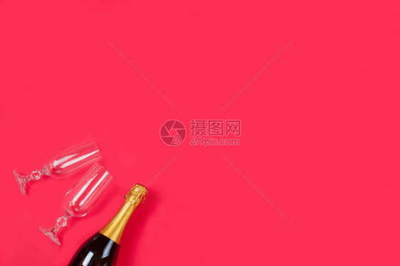 一瓶香槟酒和两杯香槟杯图片